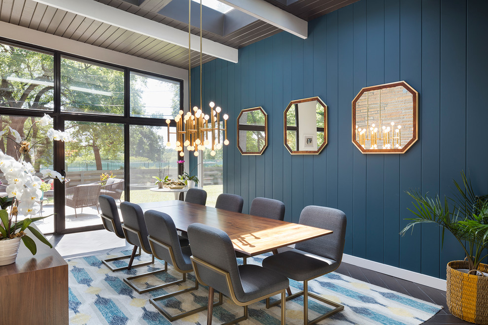 Cette image montre une salle à manger vintage avec un mur bleu et aucune cheminée.