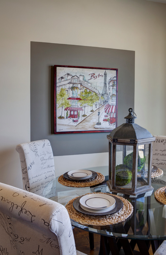 Inspiration pour une petite salle à manger ouverte sur le salon traditionnelle avec un mur gris.