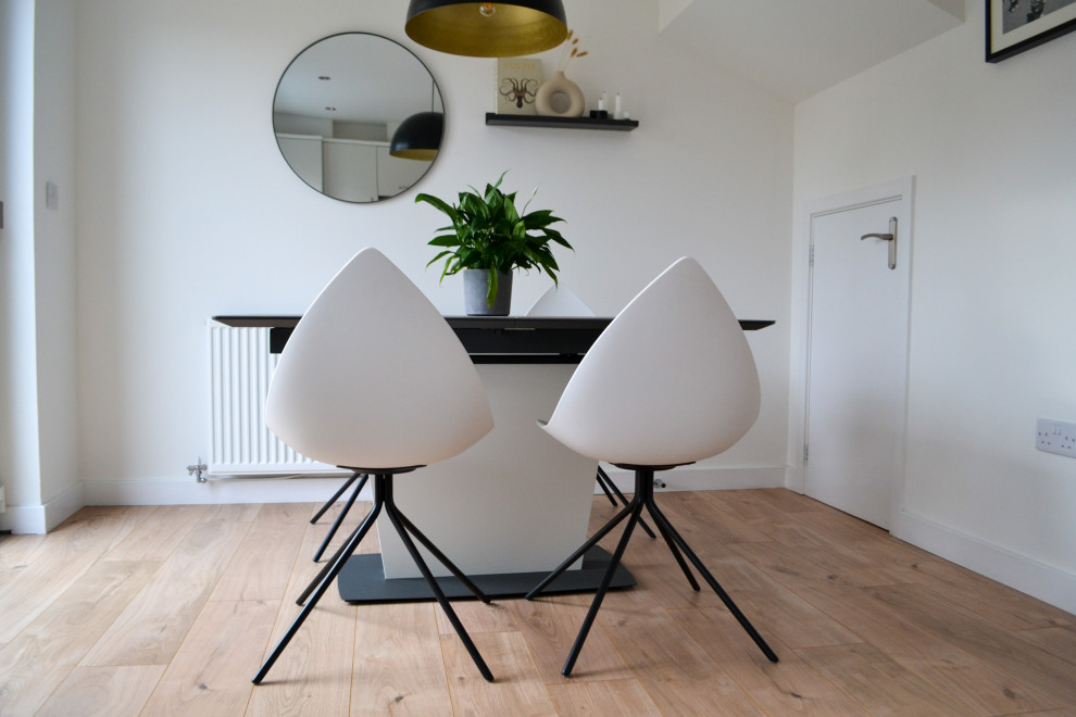 Imagen de comedor de cocina contemporáneo pequeño con paredes blancas, suelo de madera en tonos medios y suelo beige