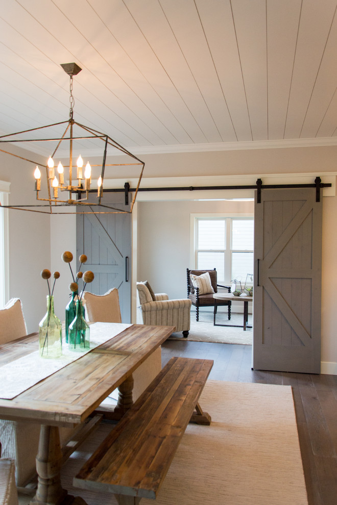 Ejemplo de comedor de estilo de casa de campo de tamaño medio cerrado con paredes beige, suelo de madera en tonos medios y suelo marrón