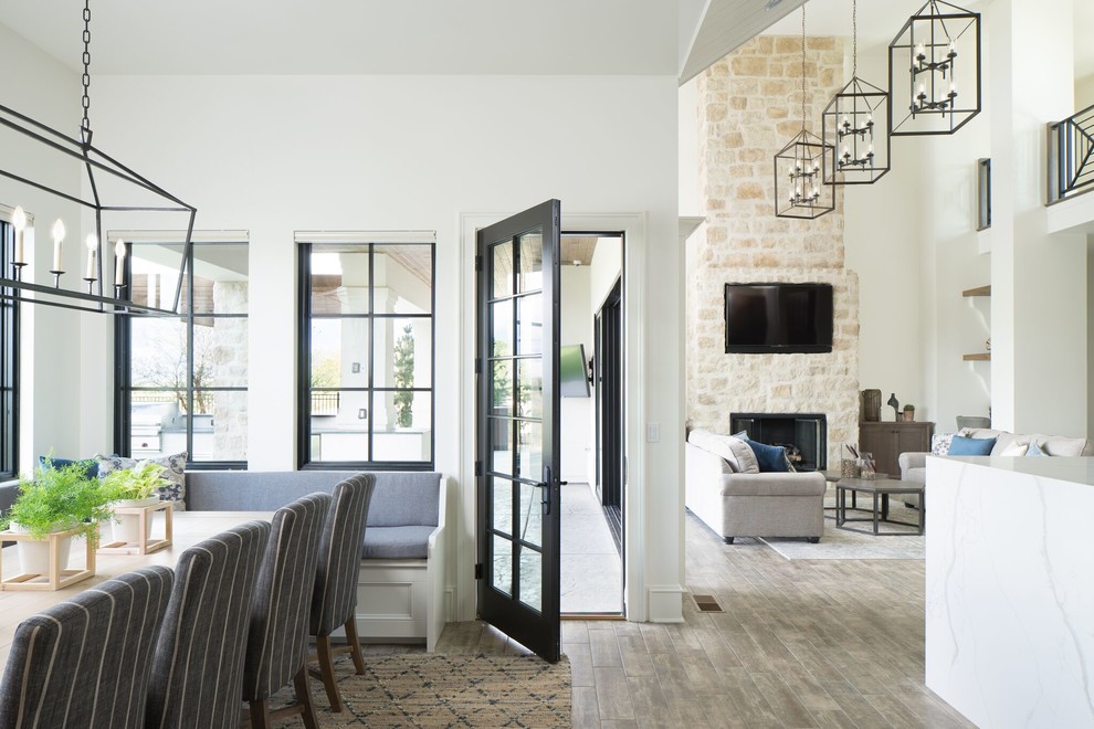Foto di una sala da pranzo aperta verso il soggiorno chic con pareti bianche e pavimento grigio