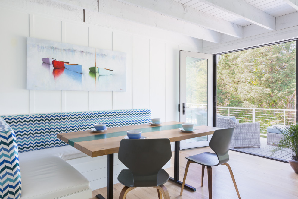 Идея дизайна: столовая в морском стиле с с кухонным уголком, белыми стенами, светлым паркетным полом, бежевым полом и панелями на части стены