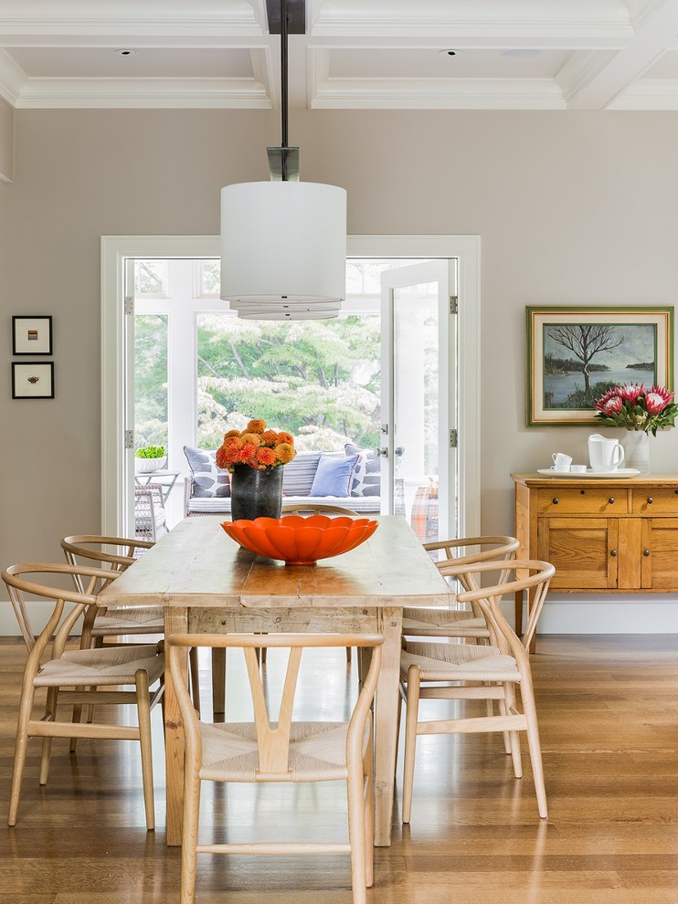 Esempio di una grande sala da pranzo aperta verso la cucina chic con pareti grigie e pavimento in legno massello medio