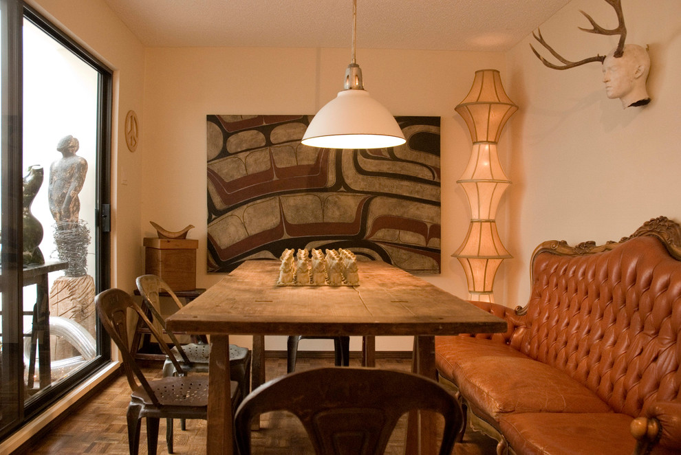 Foto de comedor bohemio cerrado con paredes beige y suelo de madera oscura