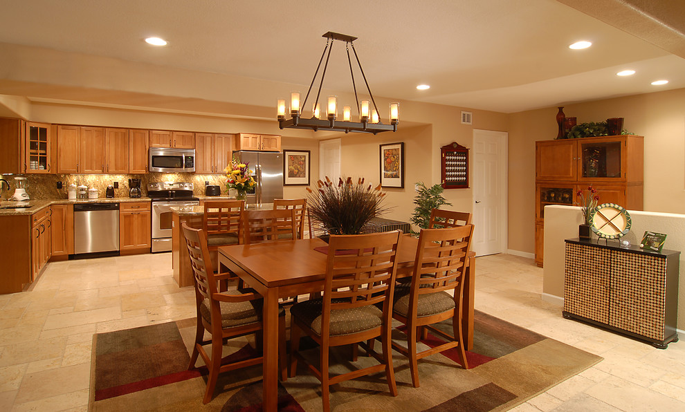 Cette image montre une grande salle à manger ouverte sur la cuisine traditionnelle avec un sol en carrelage de céramique.