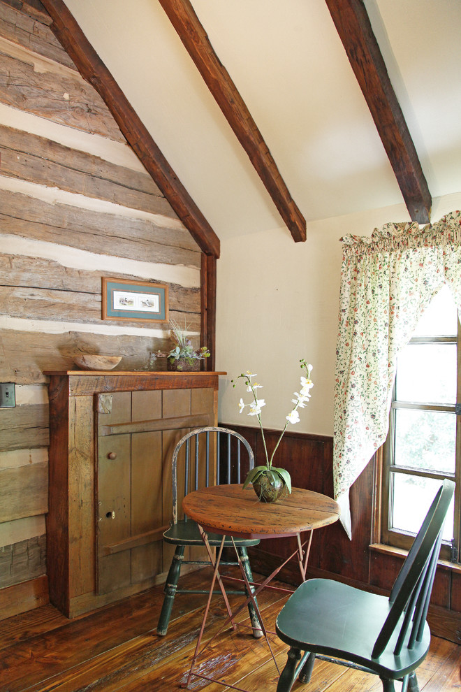 Foto di una sala da pranzo aperta verso la cucina rustica di medie dimensioni con pareti marroni e pavimento in legno massello medio
