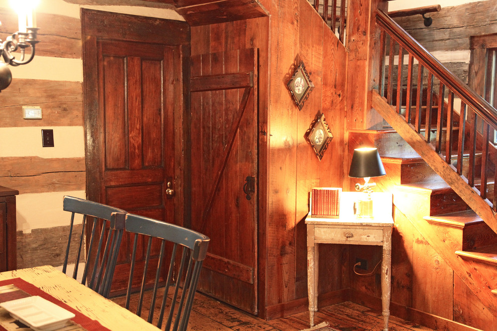 Inspiration för ett mellanstort rustikt kök med matplats, med bruna väggar och mellanmörkt trägolv