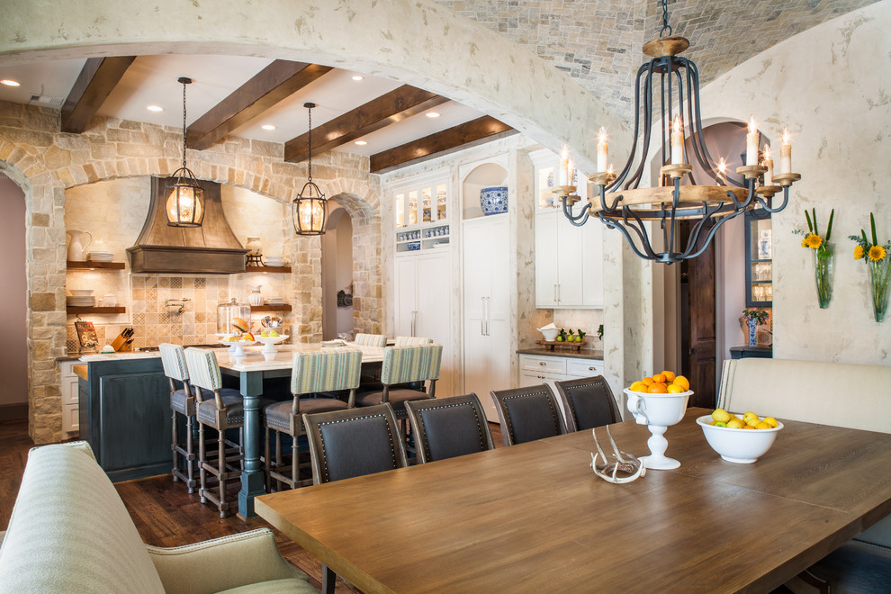 Aménagement d'une grande salle à manger ouverte sur la cuisine classique avec un mur beige, parquet foncé et aucune cheminée.