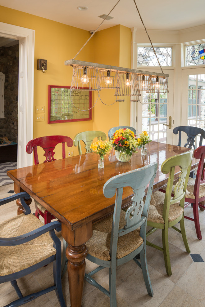 На фото: гостиная-столовая среднего размера в классическом стиле с желтыми стенами и полом из керамической плитки без камина