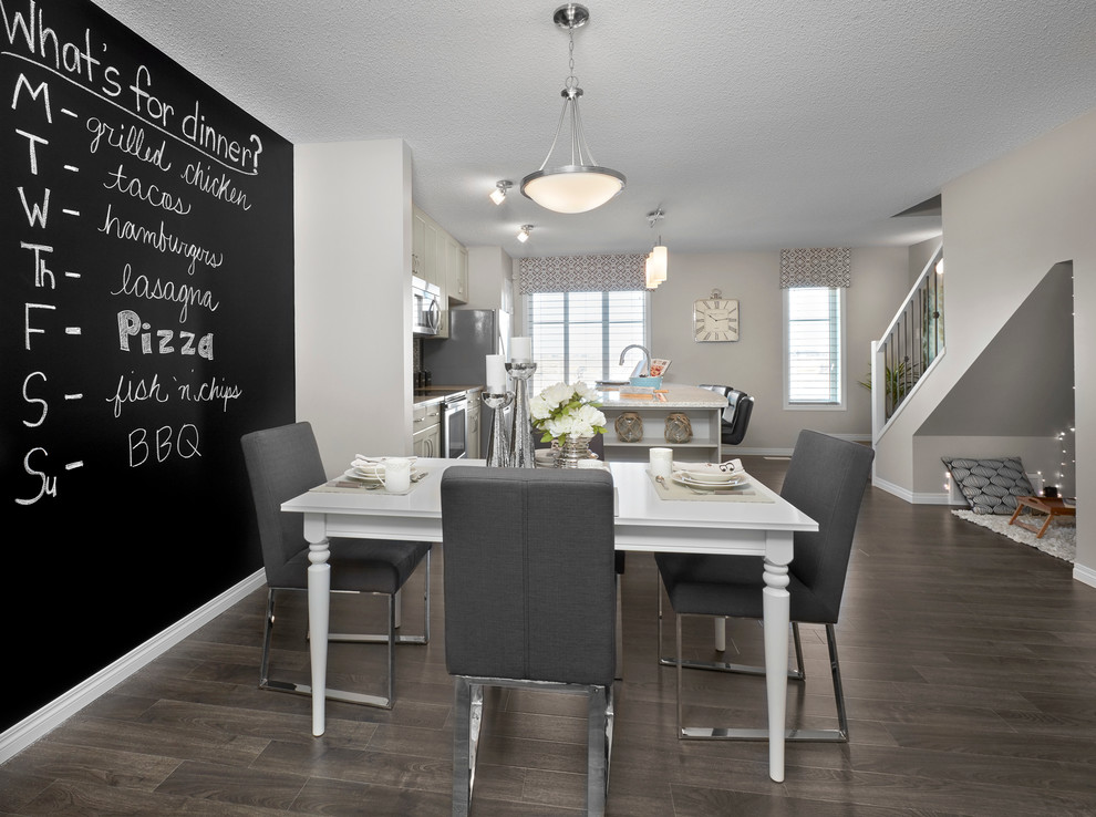 Kleine Klassische Wohnküche mit grauer Wandfarbe und Vinylboden in Edmonton