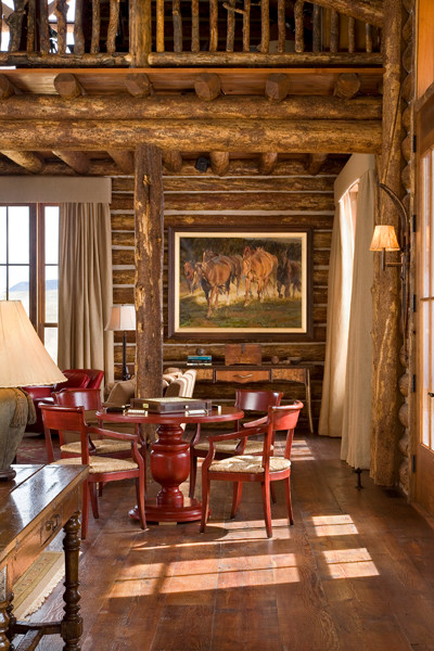 Esempio di una sala da pranzo aperta verso il soggiorno stile rurale con pavimento in legno massello medio