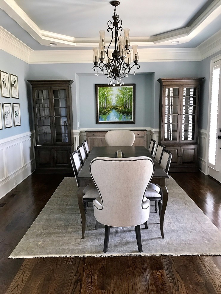 Пример оригинального дизайна: огромная кухня-столовая в классическом стиле с синими стенами, темным паркетным полом и коричневым полом