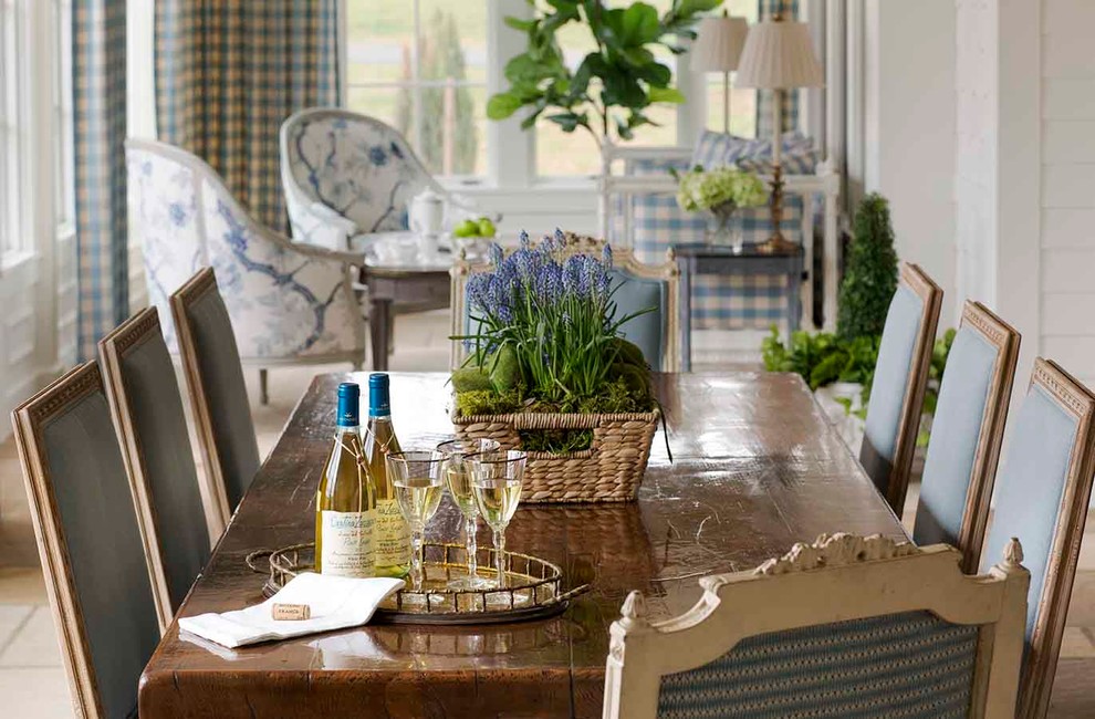 Стильный дизайн: огромная гостиная-столовая в классическом стиле с синими стенами - последний тренд
