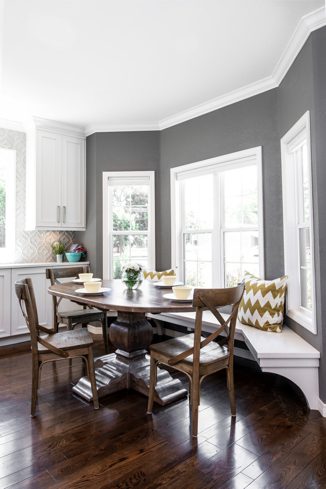 Свежая идея для дизайна: большая кухня-столовая в стиле неоклассика (современная классика) с коричневым полом, серыми стенами и темным паркетным полом - отличное фото интерьера
