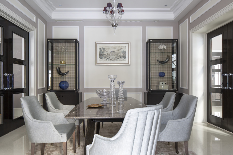 Источник вдохновения для домашнего уюта: столовая в стиле неоклассика (современная классика) с серыми стенами и белым полом