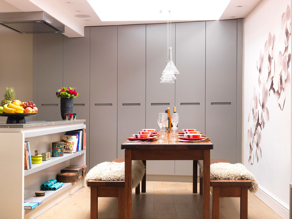 Inspiration för små moderna kök med matplatser, med grå väggar och mellanmörkt trägolv