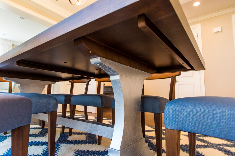Immagine di una sala da pranzo contemporanea di medie dimensioni con pareti beige e nessun camino