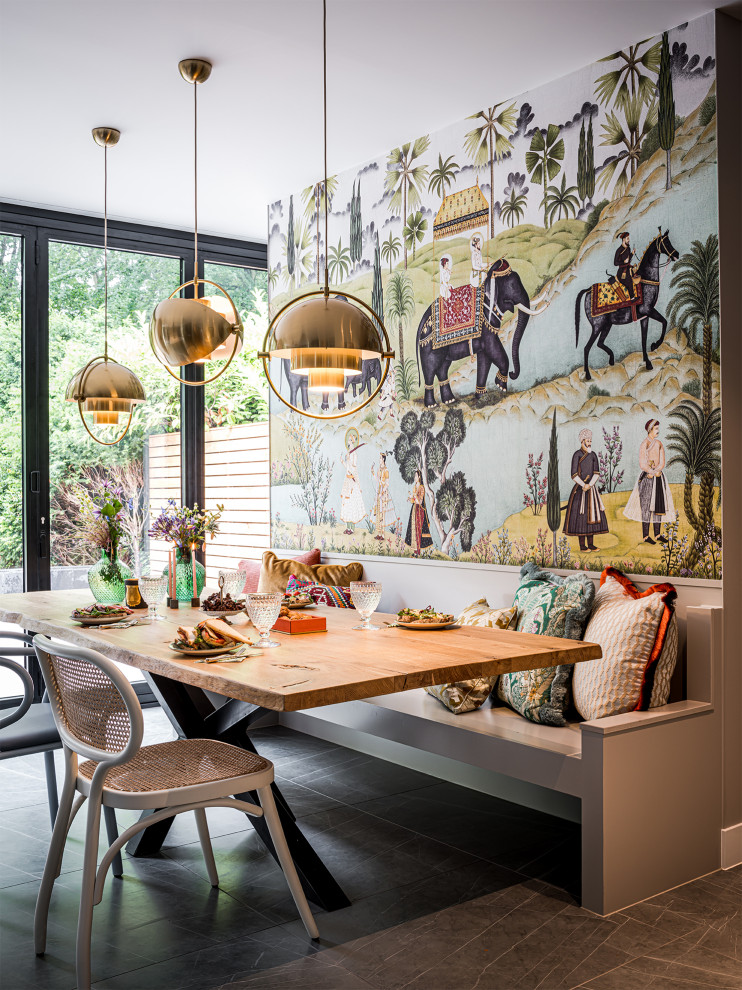 Eklektische Wohnküche ohne Kamin mit bunten Wänden und grauem Boden in Amsterdam