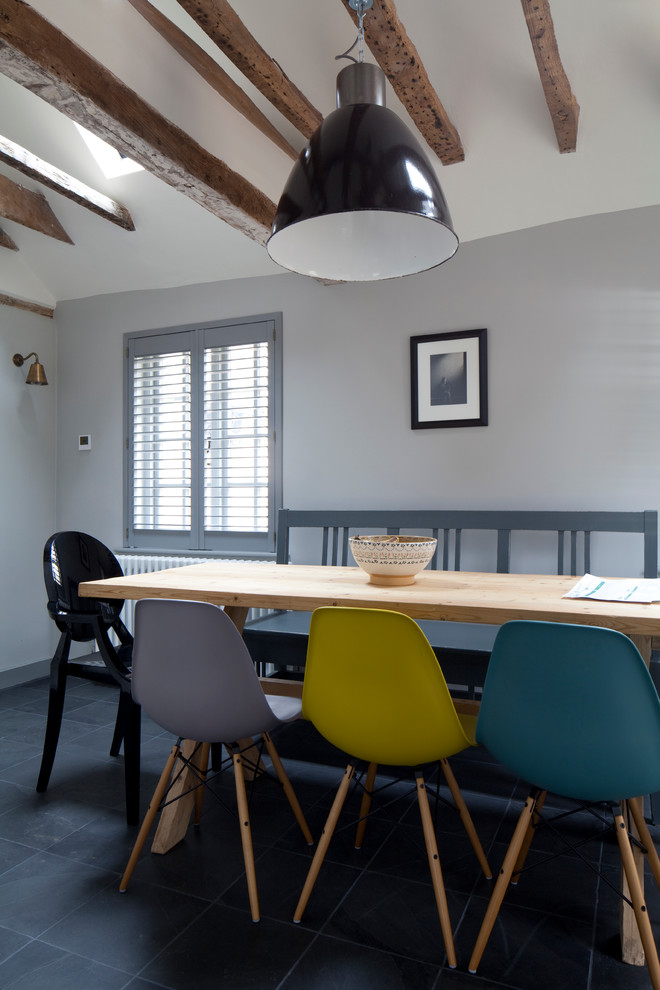 Свежая идея для дизайна: столовая в стиле фьюжн с серыми стенами и полом из сланца - отличное фото интерьера