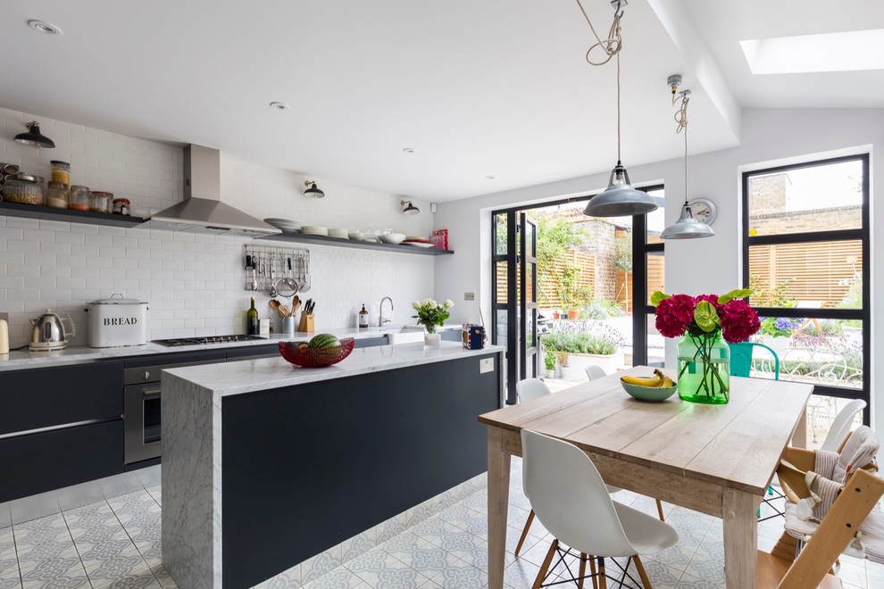 Идея дизайна: кухня-столовая среднего размера в стиле неоклассика (современная классика) с серыми стенами и полом из керамической плитки