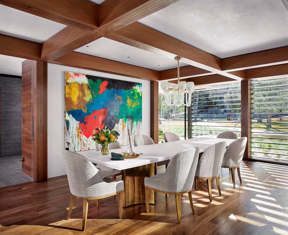 Idee per una sala da pranzo contemporanea chiusa con pareti bianche, pavimento in legno massello medio e pavimento marrone