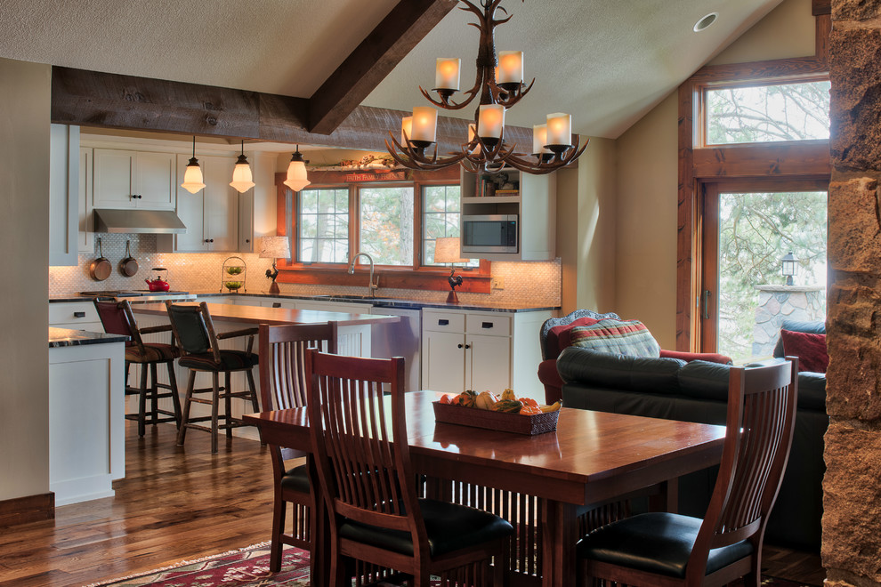 Exemple d'une salle à manger ouverte sur la cuisine craftsman de taille moyenne avec un mur beige, un sol en bois brun et un sol marron.
