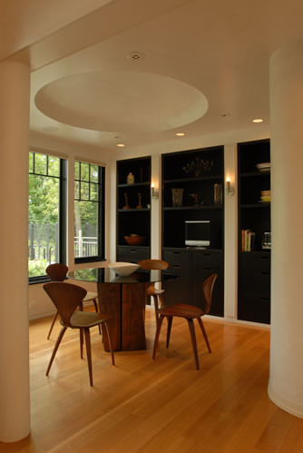 Foto di una sala da pranzo minimalista chiusa e di medie dimensioni con pareti beige, parquet chiaro e pavimento marrone