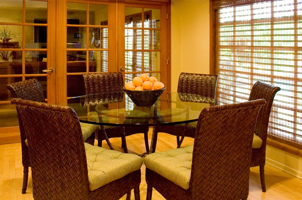 Inspiration pour une salle à manger ouverte sur la cuisine traditionnelle de taille moyenne avec parquet clair.