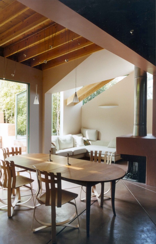 Идея дизайна: гостиная-столовая в современном стиле с бетонным полом