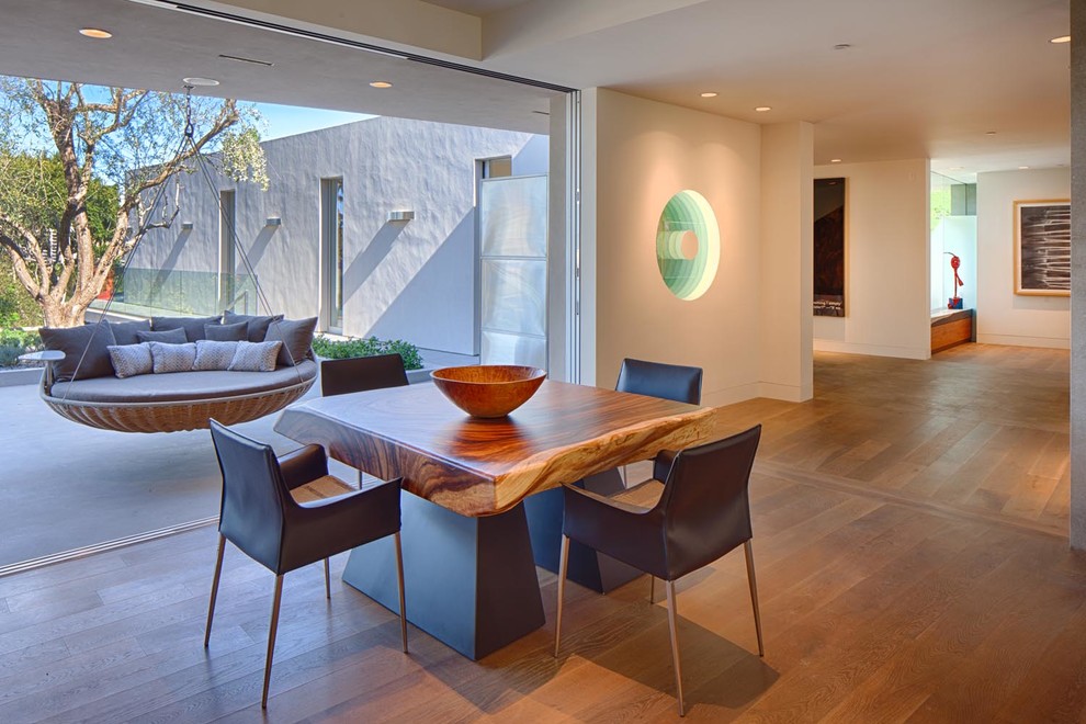 Geräumiges Modernes Esszimmer mit grauer Wandfarbe und hellem Holzboden in San Diego