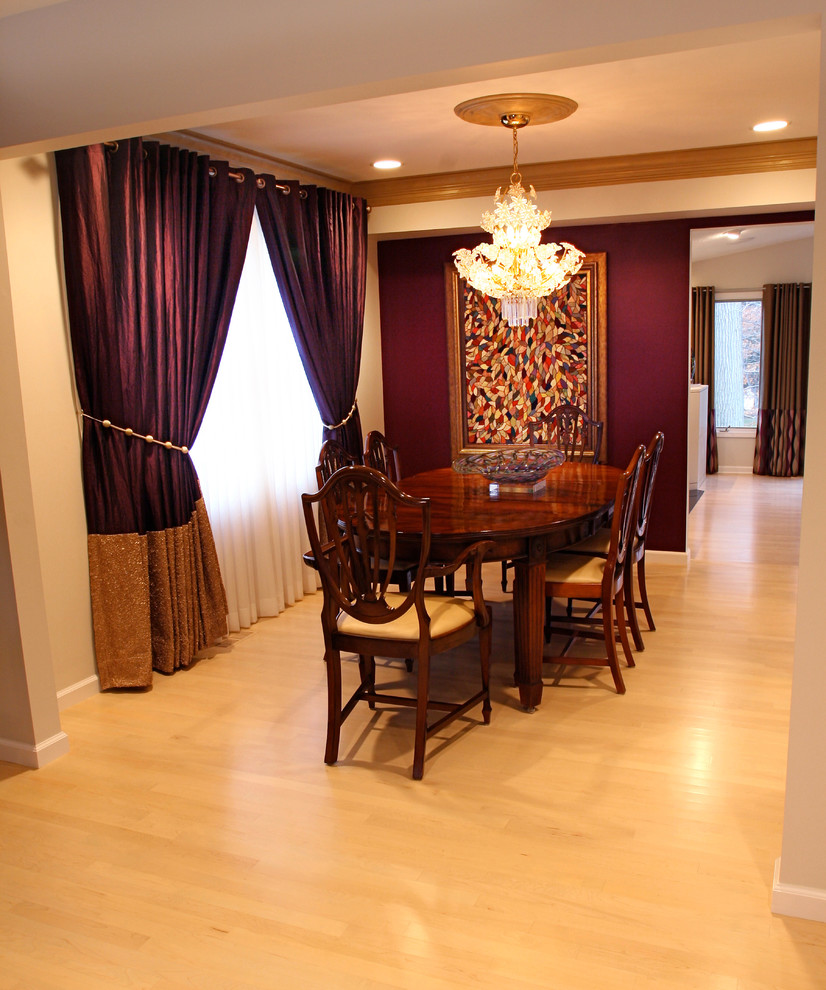 Cette photo montre une salle à manger ouverte sur la cuisine chic de taille moyenne avec un mur violet, parquet clair et aucune cheminée.
