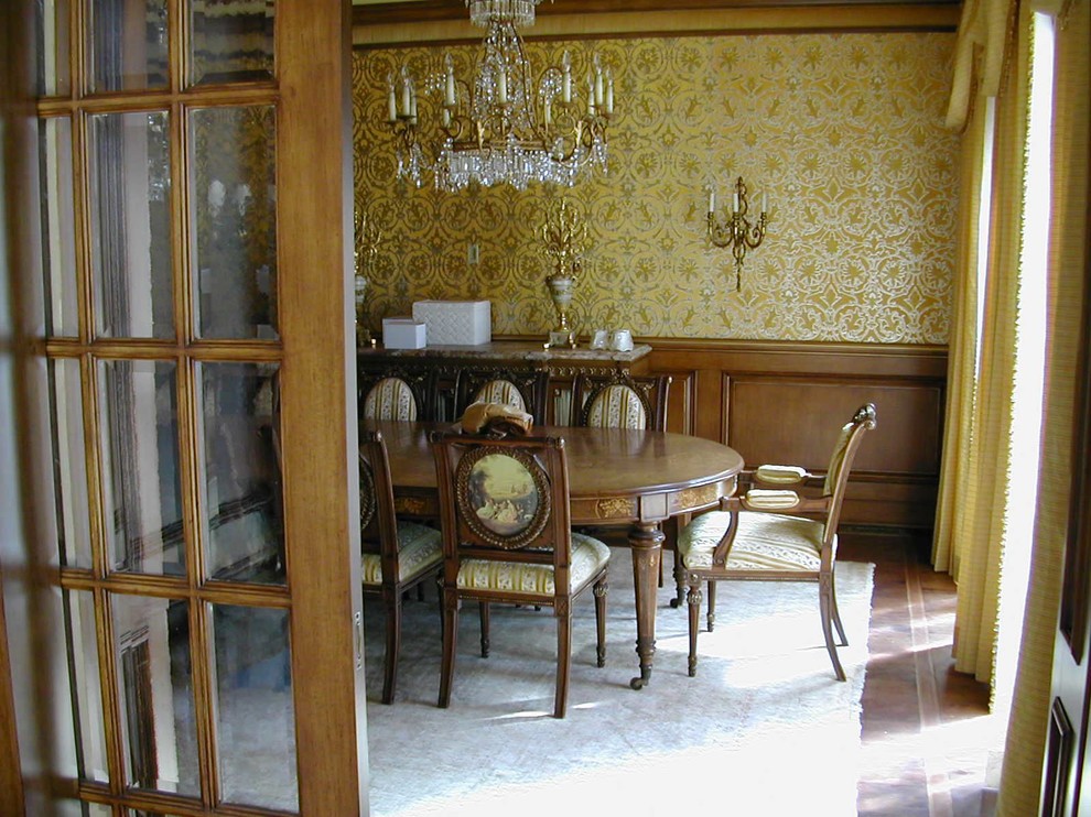 На фото: столовая в классическом стиле с темным паркетным полом и серебряными стенами