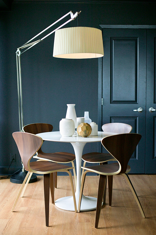 Стильный дизайн: столовая в стиле ретро с черными стенами и паркетным полом среднего тона - последний тренд