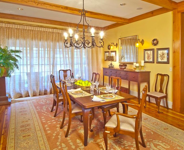 Faraway Farm Classique Salle à Manger Autres périmètres par