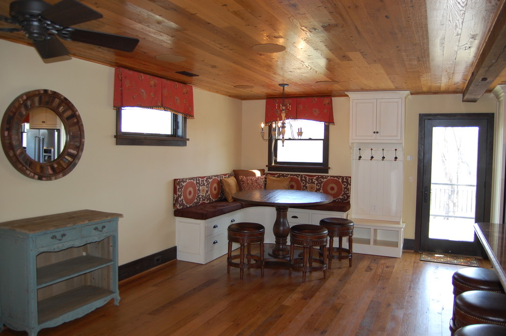 Landhausstil Wohnküche mit beiger Wandfarbe und braunem Holzboden in Washington, D.C.
