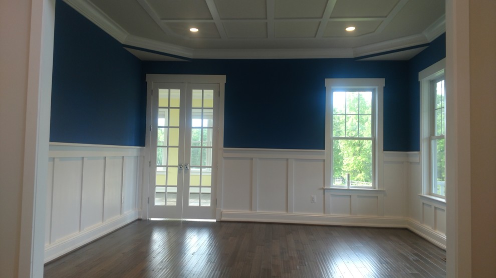 Geschlossenes, Mittelgroßes Landhaus Esszimmer ohne Kamin mit blauer Wandfarbe, braunem Holzboden und braunem Boden in Washington, D.C.