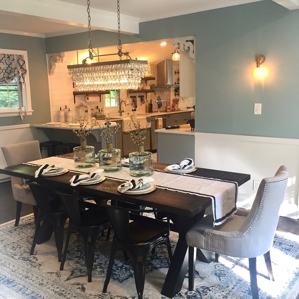 Foto di una sala da pranzo aperta verso la cucina country di medie dimensioni con pareti blu, parquet scuro, camino ad angolo, cornice del camino in legno e pavimento blu