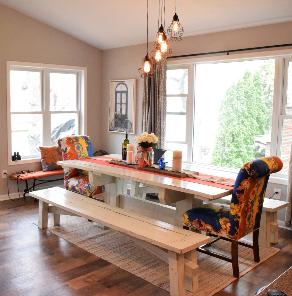 Immagine di una sala da pranzo aperta verso la cucina stile americano di medie dimensioni con pareti beige e pavimento in vinile