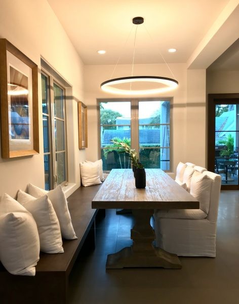 Inspiration pour une salle à manger ouverte sur le salon minimaliste de taille moyenne avec un mur blanc, aucune cheminée, un sol gris et sol en béton ciré.