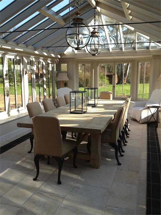 Idée de décoration pour une grande salle à manger champêtre avec un sol en ardoise.