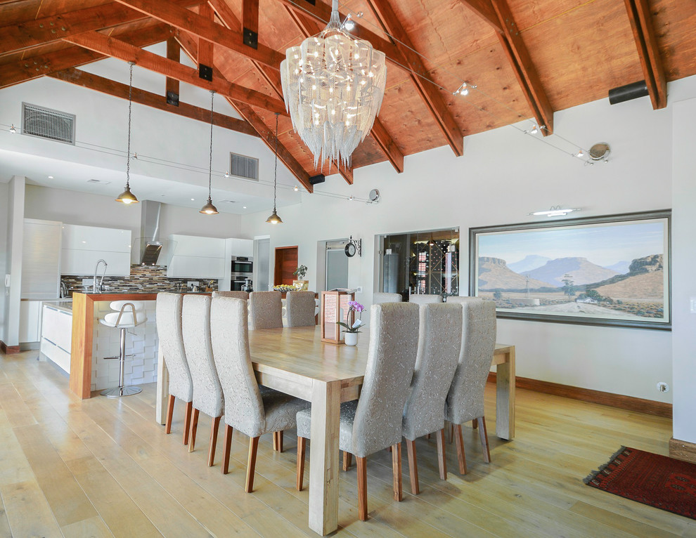 Geräumige Landhaus Wohnküche mit hellem Holzboden, beigem Boden und weißer Wandfarbe in Sonstige