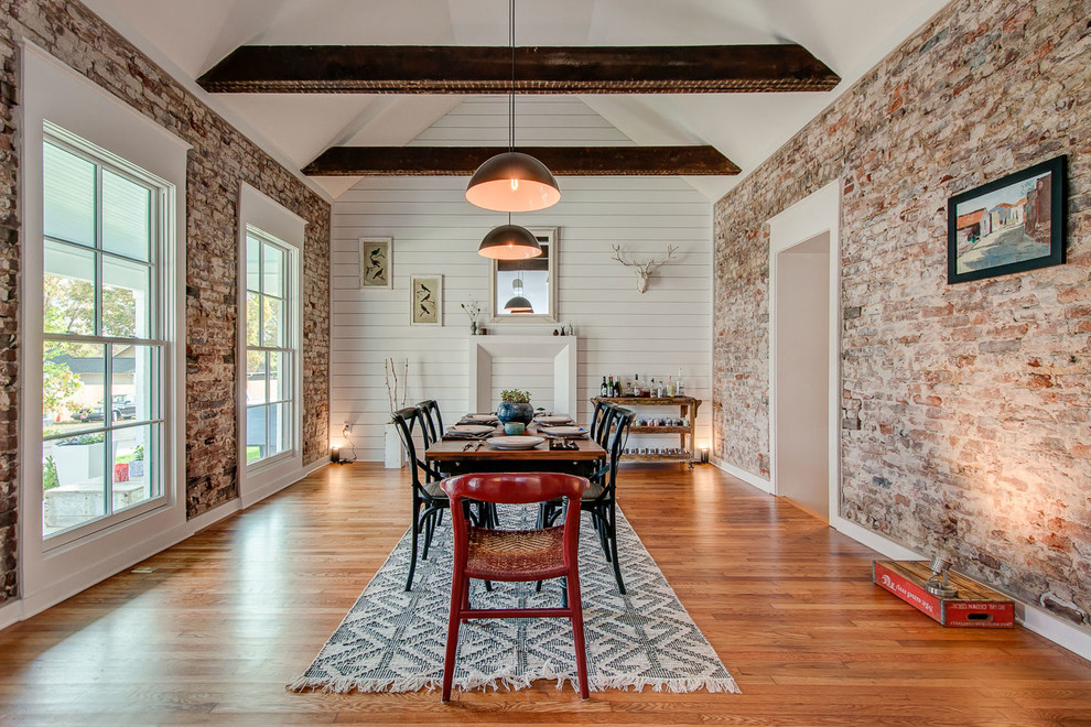 Ispirazione per una sala da pranzo country chiusa con pareti bianche e pavimento in legno massello medio