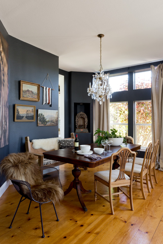Inspiration pour une rideau de salle à manger rustique de taille moyenne avec un mur noir et parquet clair.