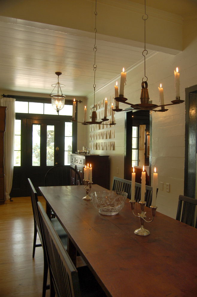 Imagen de comedor de estilo de casa de campo con paredes blancas y suelo de madera en tonos medios