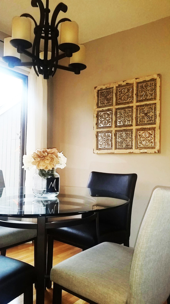 Immagine di una sala da pranzo aperta verso la cucina tradizionale di medie dimensioni con pareti beige, pavimento in legno massello medio e pavimento marrone
