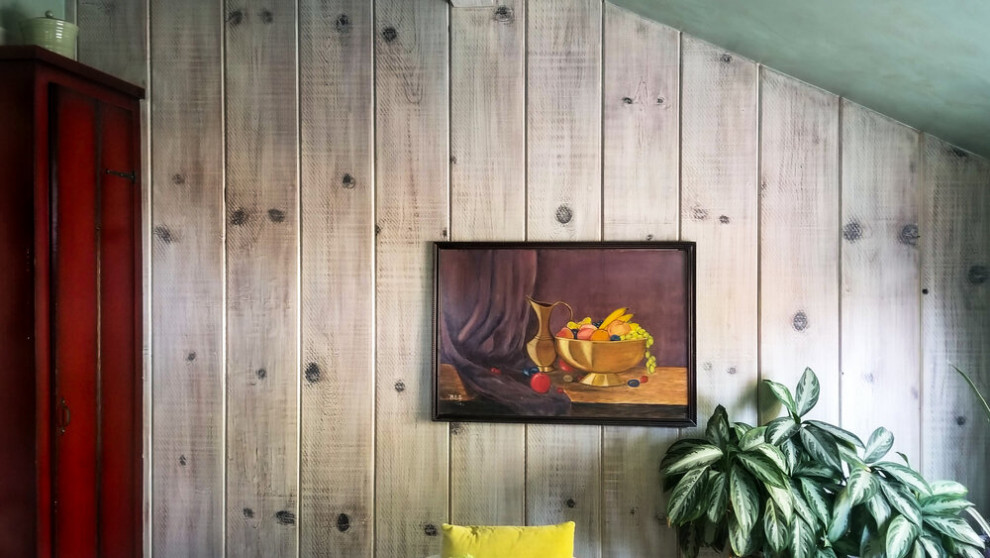 Foto di una sala da pranzo aperta verso la cucina country di medie dimensioni con pareti multicolore, parquet chiaro, pavimento multicolore, soffitto a volta e pareti in legno