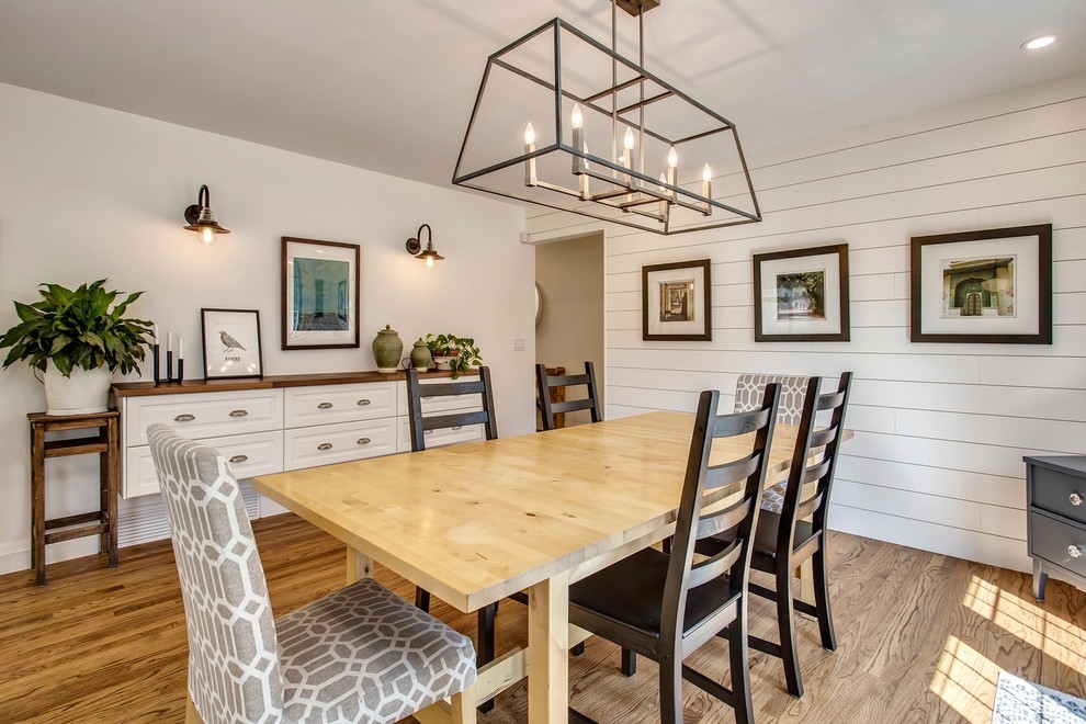 Foto de comedor de estilo de casa de campo cerrado con paredes blancas, suelo de madera en tonos medios y suelo marrón