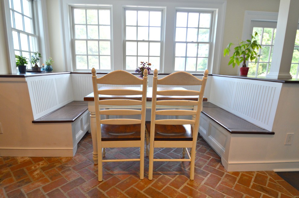 На фото: кухня-столовая среднего размера в стиле кантри с белыми стенами, кирпичным полом и красным полом
