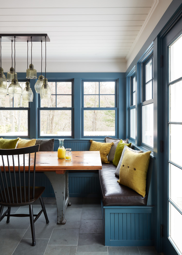 Idee per una sala da pranzo aperta verso la cucina country di medie dimensioni con pareti bianche, pavimento in ardesia e pavimento grigio
