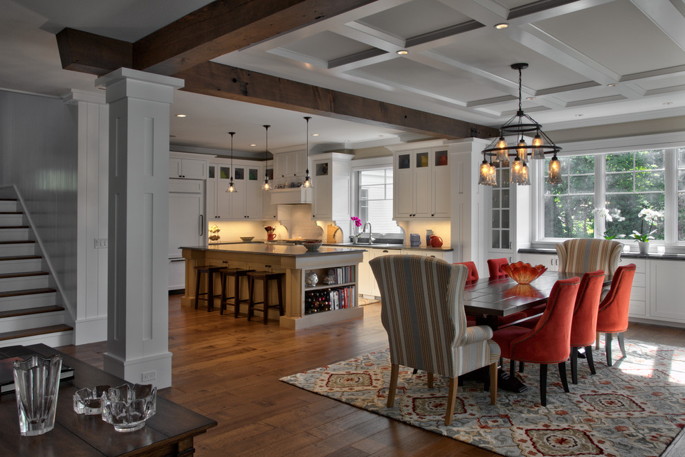 Imagen de comedor de cocina de estilo de casa de campo grande sin chimenea con paredes blancas, suelo de madera en tonos medios, suelo marrón, casetón y panelado